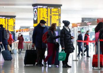 Ómicron, el invitado indeseado en las Fiestas: miles de vuelos suspendidos y turistas varados en el mundo