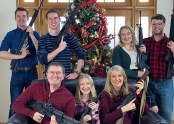 Polémica postal navideña de legislador republicano en Estados Unidos: «Papa Noel, traé balas»