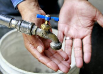Vecinos de algunos barrios de Ciudad reclaman por desabastecimiento de agua
