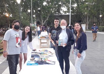 Una linda coincidencia: el Obispo Taussig visitó “Plaza Libro” y encontró un texto escrito por su padre