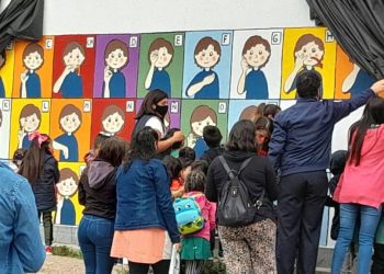 Se inauguró el primer mural con el abecedario de lengua de señas de San Rafael
