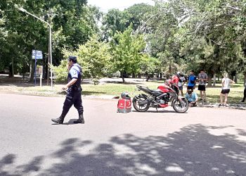 Accidente vial en el Gaucho del parque entre un auto y una motocicleta