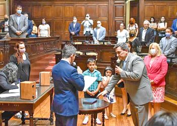 Gustavo Perret juró como diputado ya representa al Sur en la Legislatura