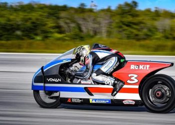 Increíble récord: una moto eléctrica supera los 460 km/h