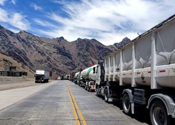 Camioneros argentinos protestan y cortan rutas chilenas