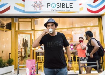 Mendoza tiene un “café inclusivo” que contrata empleados con discapacidad