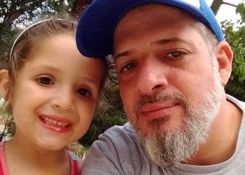 A su hija la picó “un bicho desconocido” y el médico le recetó ravioles y helado