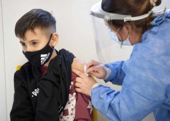 Advertencia de la OMS. «No hay evidencia de que chicos y adolescentes sanos necesiten un refuerzo»