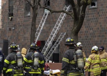 Al menos 19 muertos y 63 heridos en el incendio de un edificio en Nueva York