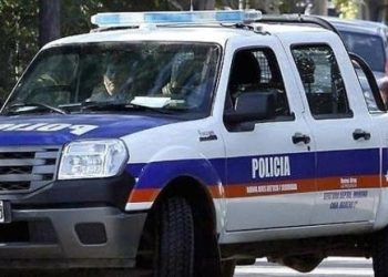 Balean a un joven para robarle el celular frente a una parroquia