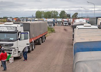 Camioneros varados en alta montaña: no se consigue destrabar el conflicto en paso Los Libertadores