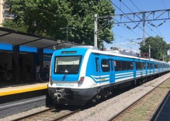 Demoras y cancelaciones en trenes y aviones por contagios masivo