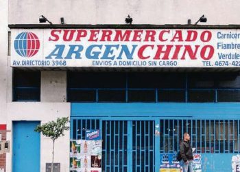 El dueño de un supermercado chino mató a un ladrón encapuchado: era su carnicero
