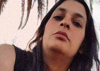 Brutal femicidio: acuchilló a su esposa en la puerta de su casa y fue detenido cuando intentaba escapar