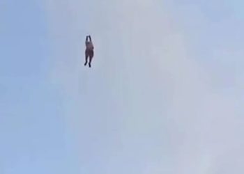 Fue arrastrado por su barrilete gigante, voló varios metros por el cielo y el vídeo se viralizó