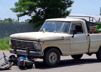 Fuerte accidente vial entre una camioneta y una moto