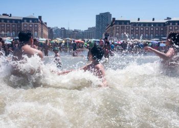 Histórica ola de calor: la temperatura del agua en Mar del Plata supera récord de 10 años