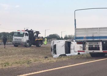 Iba alcoholizado y volcó un camión cargado con telas en Santa Rosa