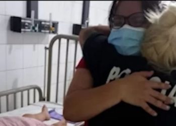 ¡Dale amor, por favor, Dios!:  dos policías le salvaron la vida a una beba con maniobras de RCP (dramático video)