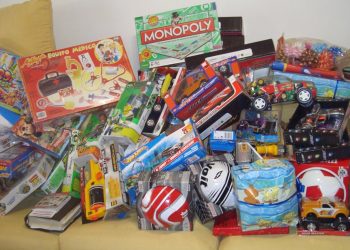 Vestidos de Reyes Magos entregaron juguetes en barrio Alberdi