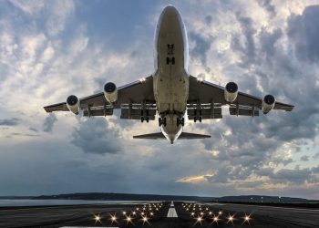 La expulsaron de un vuelo por sacarse varias veces el barbijo y ahora pide una indemnización millonaria