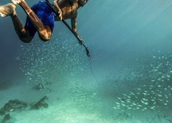 Nómadas marítimos: la tribu que aprendió a vivir hasta 13 minutos bajo el el agua