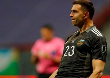 Polémica: los chilenos abuchearon el himno argentino y al «Dibu» Martínez