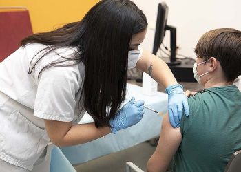 Realizan un informe sobre los comportamientos y creencias en torno a la vacunación y el miedo al contagio de Covid-19