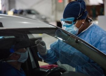 Récord de contagios: Gobierno dijo que no hay «techo» y que «no hay manera de detener la transmisión de Ómicron”