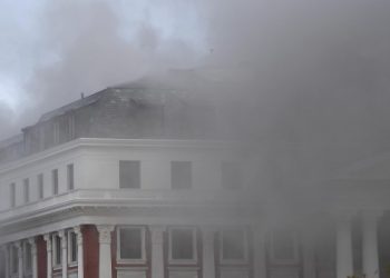 Se incendia el edificio del Parlamento de Sudáfrica