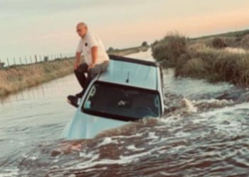 Su camioneta quedó tapada por el agua y la foto se hizo viral