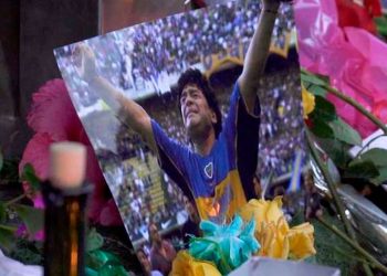 “Tres ramitos de flores secas”: denuncian que la tumba de Diego Maradona está abandonada