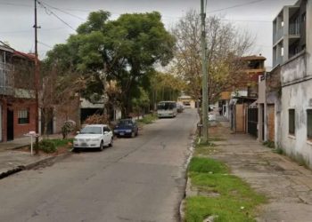 Un delincuente quiso asaltar a dos jubilados, disparó su arma accidentalmente y se mató