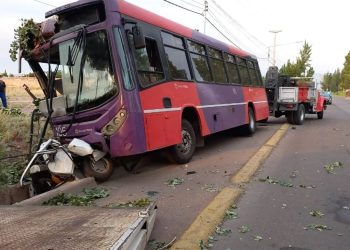 Un joven murió tras cruzar su vehículo de carril y chocar con un colectivo fuera de servicio en Maipú