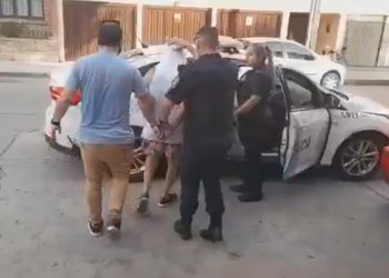 Un médico ató a su ex para robarle y le rapó media cabeza: fue detenido