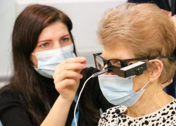 Una mujer recupera su visión tras recibir el primer implante de un chip biónico en Reino Unido