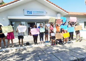 Vecinos de los barrios del sur se manifestaron frente a la sede de AYSAM
