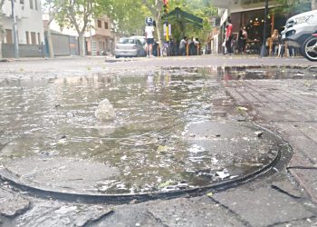 Por la tormenta se le anegó el departamento y reclama mayor limpieza de acequias