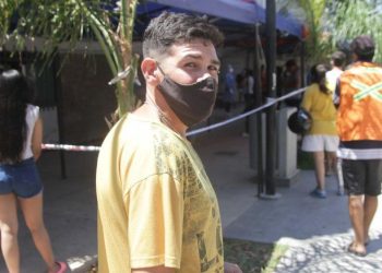 San Juan: está desempleado y comenzó a trabajar de «colero» en los centros de hisopados