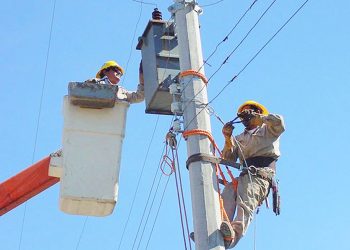 Un obrero de una empresa de energía eléctrica recibió una descarga y cayó al vacío