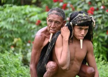 La imagen que conmueve al mundo: un joven indígena cargó a su padre durante seis horas para que se vacune contra el coronavirus