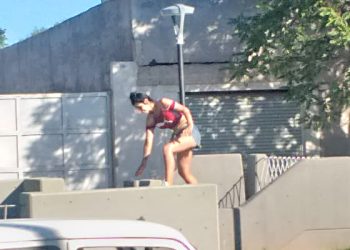 Vecinos reclaman que hay personas que se bañan en el paseo Luis Huerta