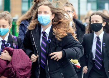 Vuelta a clases en el Reino Unido con barbijo y PCR obligatorio