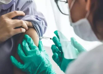 Polémica en La Rioja: van casa por casa para detectar quienes aún no se vacunaron contra el coronavirus