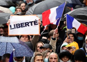 Miles de manifestantes salen a las calles en Francia por la presión de Macron a los no vacunados