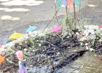 A modo de reclamo creó un “minibalneario” en una pérdida de agua