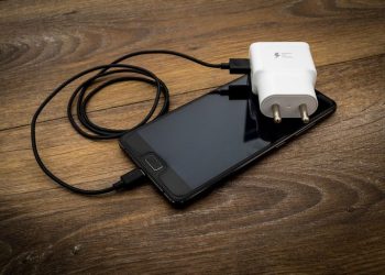 Android: qué pasa si cargo mi celular con un enchufe que no es el suyo