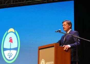COVID-19: Suarez anunció la vacunación del refuerzo para adolescentes