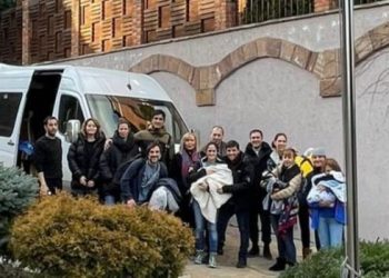 Cinco familias argentinas que fueron a Ucrania a conocer a sus bebés de vientres subrogados lograron cruzar a Polonia