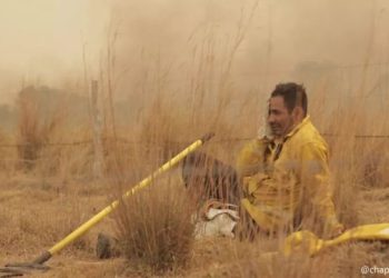 Conmovedora foto de un bombero que refleja el drama que vive Corrientes